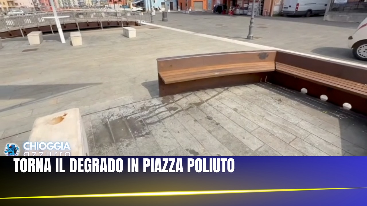 GIÀ IMBRATTATI GLI ARREDI IN PIAZZALE POLIUTO