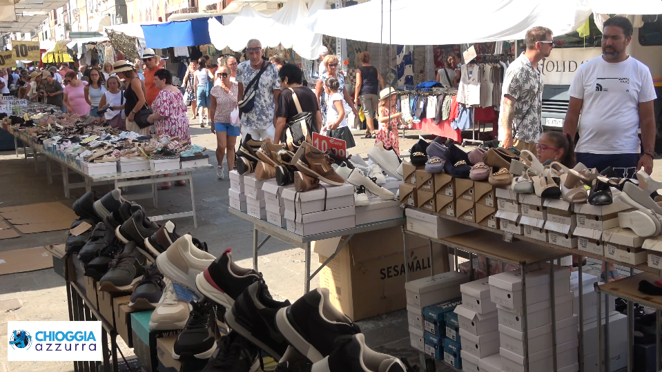 VIGILIA DI FERRAGOSTO AL MERCATO: TRA AFFLUSSO RECORD E SFIDE PER L’ACCESSIBILITÀ